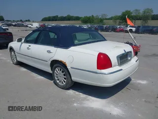 2006 Lincoln Town Car Signature z VIN 1LNHM81W46Y634376, wystawiony jako IAAI lot #42442418 z przebiegiem 211 275 mil mil oraz . Historia ofert i sprzedaży dostępna na DreamBid. Obrazek 3.