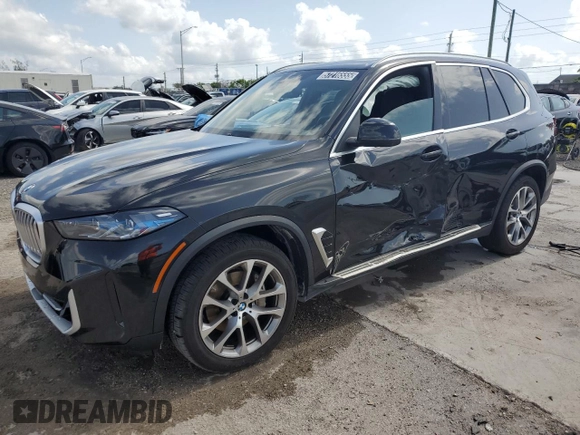 2024 BMW X5 xDrive40i z VIN 5UX23EU01R9T44676, wystawiony jako Copart lot #57216555 z przebiegiem Nie podano mil oraz Tytuł czysty. Historia ofert i sprzedaży dostępna na DreamBid. Obrazek 1.