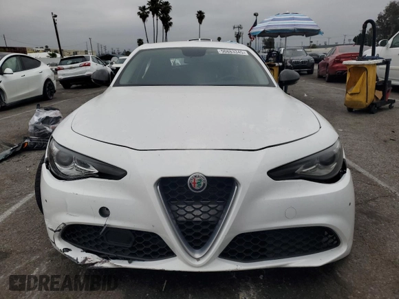 2019 Alfa Romeo Giulia z VIN ZARFAMAN6K7598202, wystawiony jako Copart lot #50883345 z przebiegiem Nie podano mil oraz Szkoda całkowita • Salvage title. Historia ofert i sprzedaży dostępna na DreamBid. Obrazek 5.