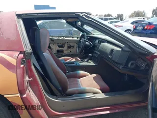 1984 Chevrolet Corvette z VIN 1G1AY0780E5114446, wystawiony jako IAAI lot #42290916 z przebiegiem 57 927 mil mil oraz . Historia ofert i sprzedaży dostępna na DreamBid. Obrazek 5.