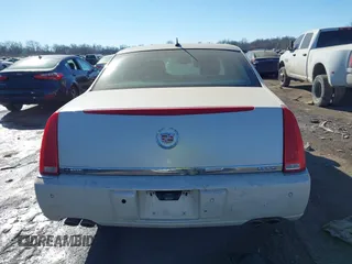 2008 Cadillac DTS 1SD z VIN 1G6KD57YX8U146211, wystawiony jako IAAI lot #41416406 z przebiegiem 141 362 mil mil oraz . Historia ofert i sprzedaży dostępna na DreamBid. Obrazek 16.