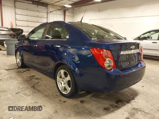 2012 Chevrolet Sonic LTZ z VIN 1G1JE5SB4C4214450, wystawiony jako IAAI lot #42207345 z przebiegiem 120 152 mil mil oraz . Historia ofert i sprzedaży dostępna na DreamBid. Obrazek 3.