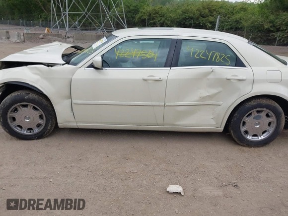 2005 Chrysler 300 Touring z VIN 2C3AA53G95H547489, wystawiony jako IAAI lot #42247825 z przebiegiem 189 694 mil mil oraz . Historia ofert i sprzedaży dostępna na DreamBid. Obrazek 14.