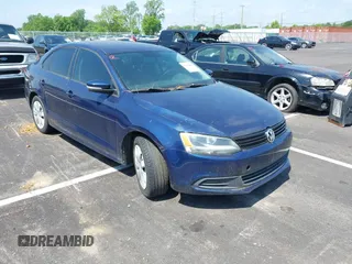 2014 Volkswagen Jetta SE z VIN 3VWD17AJ5EM309737, wystawiony jako IAAI lot #42250688 z przebiegiem 115 945 mil mil oraz . Historia ofert i sprzedaży dostępna na DreamBid. Obrazek 1.