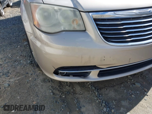 2013 Chrysler Town & Country Touring with VIN 2C4RC1BG8DR559824, listed as a IAAI auction lot 41818237 with 211,248 mi miles. Bid and sale history available at carsss.com. Image 6.