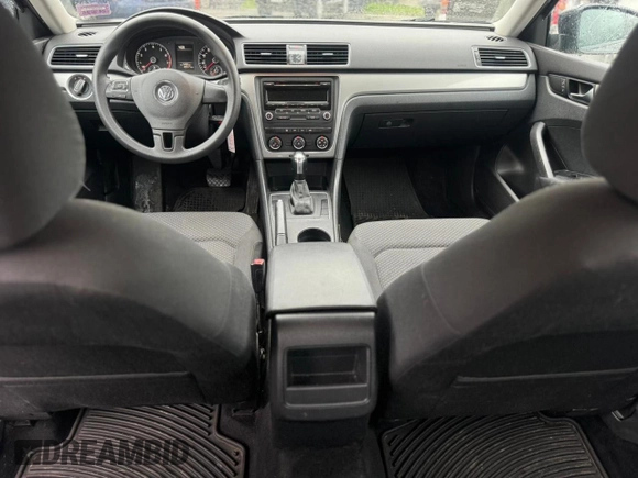 2013 Volkswagen Passat S z VIN 1VWAP7A37DC091531, wystawiony jako Copart lot #56255445 z przebiegiem 135 917 mil mil oraz Czysty tytuł • Clean title. Historia ofert i sprzedaży dostępna na DreamBid. Obrazek 9.