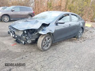 2022 Kia Forte LXS z VIN 3KPF24AD2NE501838, wystawiony jako IAAI lot #41022349 z przebiegiem 37 375 mil mil oraz . Historia ofert i sprzedaży dostępna na DreamBid. Obrazek 17.