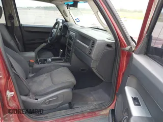 2008 Jeep Commander Sport z VIN 1J8HG48K48C175446, wystawiony jako IAAI lot #42206365 z przebiegiem 199 996 mil mil oraz . Historia ofert i sprzedaży dostępna na DreamBid. Obrazek 5.