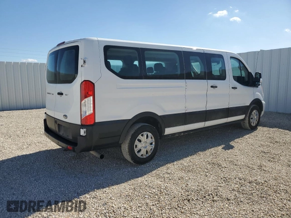 2021 Ford Transit Passenger XL z VIN 1FBAX2Y89MKA31848, wystawiony jako Copart lot #86008884 z przebiegiem 86 476 mil mil oraz Czysty tytuł • Clean title. Historia ofert i sprzedaży dostępna na DreamBid. Obrazek 3.