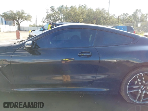 2020 BMW M8 z VIN WBSAE0C01LCD54612, wystawiony jako IAAI lot #41022043 z przebiegiem Nie podano mil oraz . Historia ofert i sprzedaży dostępna na DreamBid. Obrazek 15.