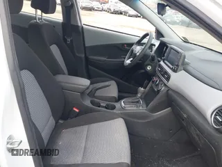 2021 Hyundai Kona SE z VIN KM8K1CAA3MU745706, wystawiony jako IAAI lot #41663139 z przebiegiem 54 286 mil mil oraz . Historia ofert i sprzedaży dostępna na DreamBid. Obrazek 5.