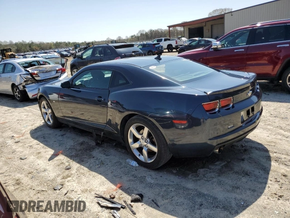 2013 Chevrolet Camaro LS z VIN 2G1FE1E3XD9172724, wystawiony jako Copart lot #50713835 z przebiegiem 110 067 mil mil oraz Szkoda całkowita • Salvage title. Historia ofert i sprzedaży dostępna na DreamBid. Obrazek 2.