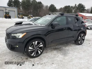 2024 Volvo XC40 Plus Dark Theme с VIN YV4L12UL1R2209143, выставлен на аукционе Copart как лот 44713945 с пробегом 7 005 миль миль и Списание • Salvage title. История ставок и продаж доступна на DreamBid. Изображение 1.