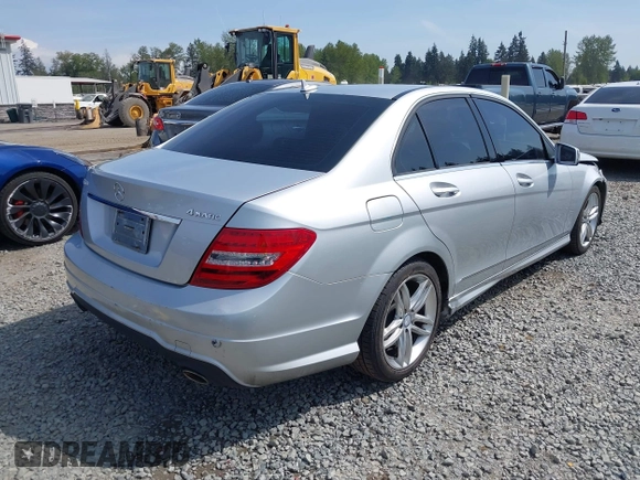 2012 Mercedes-Benz C 300 Sport z VIN WDDGF8BB7CR238797, wystawiony jako IAAI lot #42119641 z przebiegiem 168 348 mil mil oraz . Historia ofert i sprzedaży dostępna na DreamBid. Obrazek 4.