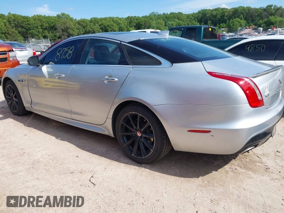 2016 Jaguar XJ R-Sport z VIN SAJWA1C7XG8W02813, wystawiony jako IAAI lot #42508758 z przebiegiem 102 919 mil mil oraz . Historia ofert i sprzedaży dostępna na DreamBid. Obrazek 3.