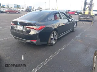 2023 BMW i4 eDrive35 z VIN WBY43AW02PFP50656, wystawiony jako IAAI lot #41776504 z przebiegiem 18 024 mil mil oraz . Historia ofert i sprzedaży dostępna na DreamBid. Obrazek 4.