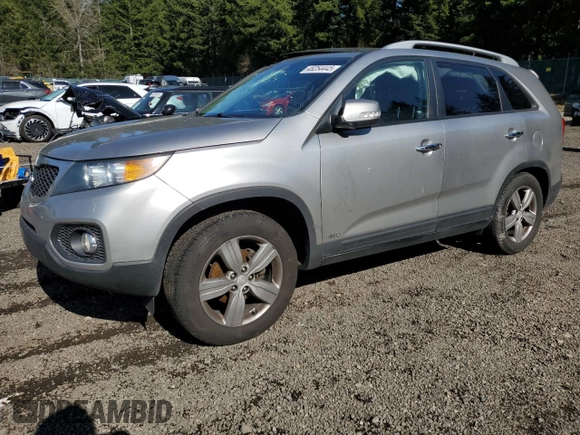 2013 Kia Sorento EX z VIN 5XYKUDA27DG360953, wystawiony jako Copart lot #48254445 z przebiegiem 134 637 mil mil oraz Szkoda całkowita • Salvage title. Historia ofert i sprzedaży dostępna na DreamBid. Obrazek 1.