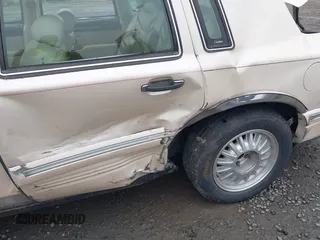 1996 Lincoln Town Car Cartier z VIN 1LNLM83WXTY652495, wystawiony jako IAAI lot #41538281 z przebiegiem 221 804 mil mil oraz . Historia ofert i sprzedaży dostępna na DreamBid. Obrazek 13.