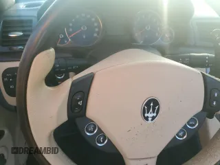 2015 Maserati GranTurismo Sport z VIN ZAM45MMA7F0127538, wystawiony jako Copart lot #75061384 z przebiegiem Nie podano mil oraz Nie do naprawy • Non repairable. Historia ofert i sprzedaży dostępna na DreamBid. Obrazek 9.