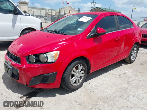 2015 Chevrolet Sonic LT z VIN 1G1JC5SH4F4160047, wystawiony jako IAAI lot #42440220 z przebiegiem Nie podano mil oraz . Historia ofert i sprzedaży dostępna na DreamBid. Obrazek 2.