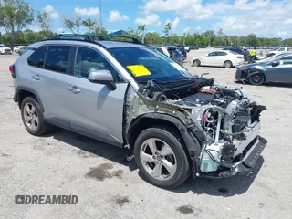 2021 Toyota RAV4 Hybrid LE z VIN 2T3B6RFV2MW018967, wystawiony jako IAAI lot #42601989 z przebiegiem 71 046 mil mil oraz . Historia ofert i sprzedaży dostępna na DreamBid. Obrazek 1.