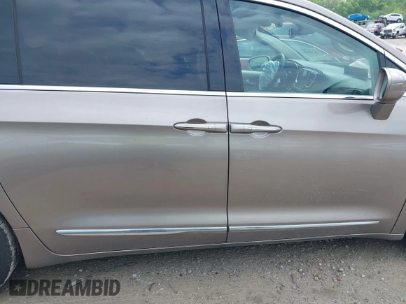 2018 Chrysler Pacifica Touring L Plus z VIN 2C4RC1EG8JR293843, wystawiony jako IAAI lot #42193451 z przebiegiem 115 588 mil mil oraz . Historia ofert i sprzedaży dostępna na DreamBid. Obrazek 13.