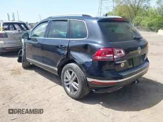 2015 Volkswagen Touareg Lux z VIN WVGEP9BP2FD007450, wystawiony jako IAAI lot #42144344 z przebiegiem 174 308 mil mil oraz . Historia ofert i sprzedaży dostępna na DreamBid. Obrazek 3.