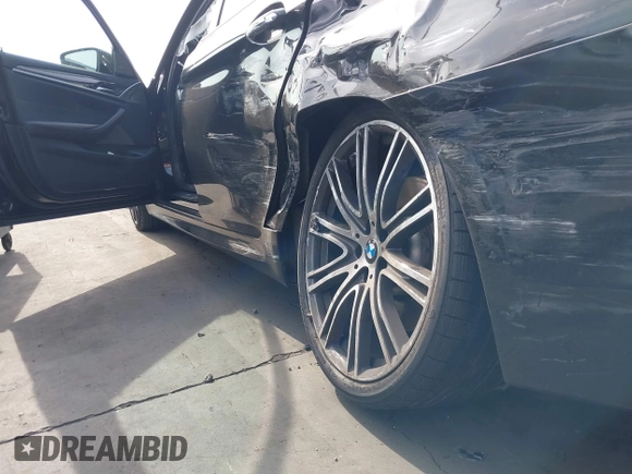 2018 BMW 5 Series 540i z VIN WBAJE5C5XJWA97667, wystawiony jako IAAI lot #41481362 z przebiegiem Nie podano mil oraz . Historia ofert i sprzedaży dostępna na DreamBid. Obrazek 17.