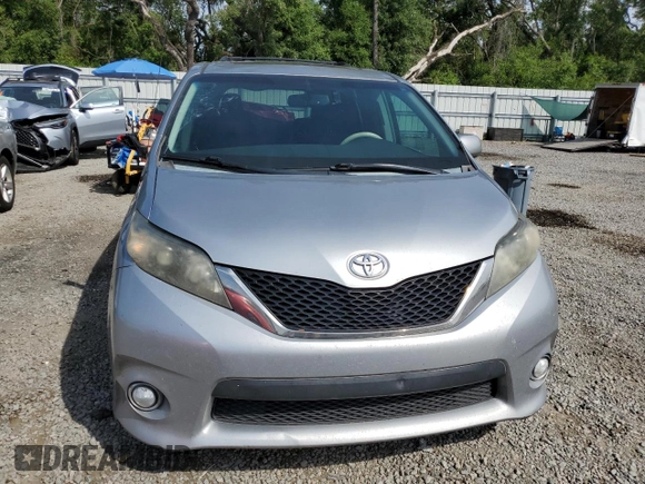 2013 Toyota Sienna SE с VIN 5TDXK3DC2DS383702, выставлен на аукционе Copart как лот 57618165 с пробегом 209 773 миль миль и Списание • Salvage title. История ставок и продаж доступна на DreamBid. Изображение 5.