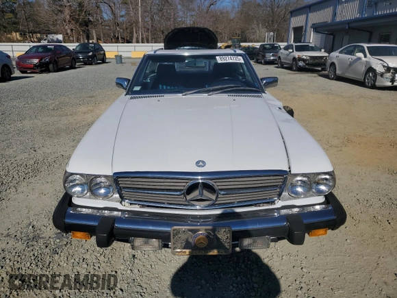 1988 Mercedes-Benz 560 SL z VIN WDBBA48D1JA078995, wystawiony jako Copart lot #89274725 z przebiegiem 119 355 mil mil oraz Szkoda całkowita • Salvage title. Historia ofert i sprzedaży dostępna na DreamBid. Obrazek 5.