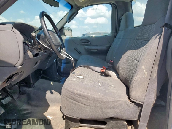 2003 Ford F-150 XL z VIN 1FTRF17263NB24929, wystawiony jako Copart lot #65346085 z przebiegiem 203 401 mil mil oraz Czysty tytuł • Clean title. Historia ofert i sprzedaży dostępna na DreamBid. Obrazek 7.