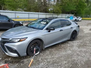 2022 Toyota Camry XSE z VIN 4T1K61AKXNU499768, wystawiony jako Copart lot #50657355 z przebiegiem 132 197 mil mil oraz Szkoda całkowita • Salvage title. Historia ofert i sprzedaży dostępna na DreamBid. Obrazek 1.