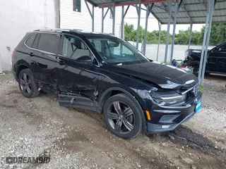 2019 Volkswagen Tiguan SEL Premium with VIN 3VV4B7AX2KM017464, listed as a IAAI auction lot 40173251 with 105,762 mi miles. Bid and sale history available at carsss.com. Image 1.
