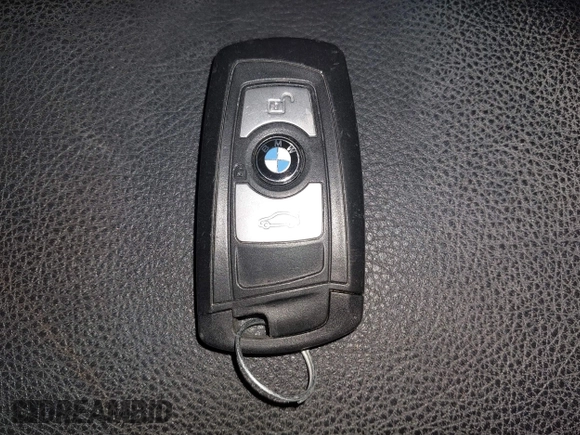 2015 BMW 3 Series 320i xDrive z VIN WBA3C3G57FNS76157, wystawiony jako IAAI lot #42042392 z przebiegiem 93 756 mil mil oraz . Historia ofert i sprzedaży dostępna na DreamBid. Obrazek 11.