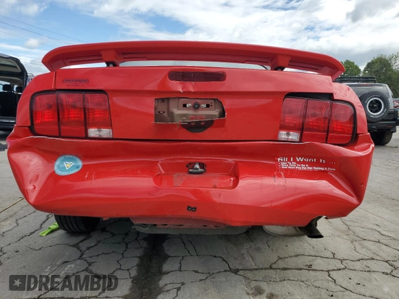2006 Ford Mustang Standard z VIN 1ZVFT84N465105137, wystawiony jako Copart lot #57485245 z przebiegiem 84 618 mil mil oraz Szkoda całkowita • Salvage title. Historia ofert i sprzedaży dostępna na DreamBid. Obrazek 6.
