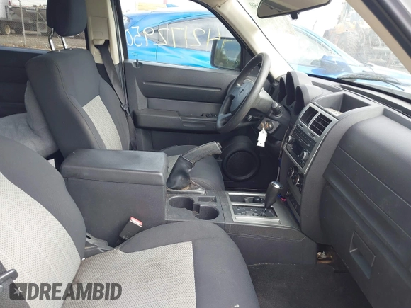 2007 Dodge Nitro SXT z VIN 1D8GU28K87W652037, wystawiony jako IAAI lot #42172950 z przebiegiem 172 487 mil mil oraz . Historia ofert i sprzedaży dostępna na DreamBid. Obrazek 5.
