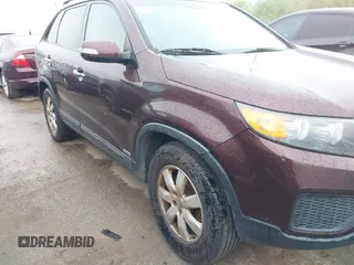 2013 Kia Sorento LX with VIN 5XYKTDA21DG348056, listed as a IAAI auction lot 42020513 with 233,308 mi miles. Bid and sale history available at carsss.com. Image 6.