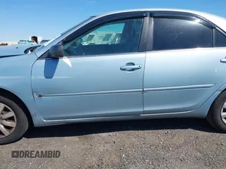 2005 Toyota Camry STD z VIN 4T1BE32K65U994854, wystawiony jako IAAI lot #42137074 z przebiegiem 104 051 mil mil oraz . Historia ofert i sprzedaży dostępna na DreamBid. Obrazek 6.