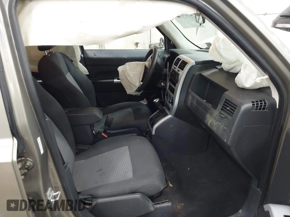 2008 Jeep Patriot Sport with VIN 1J8FT28WX8D549644, listed as a IAAI auction lot 41919125 with 125,859 mi miles. Bid and sale history available at carsss.com. Image 5.