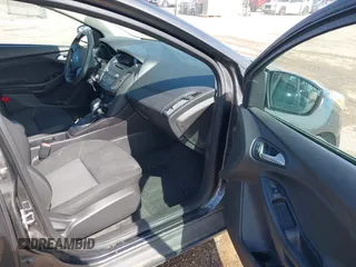 2017 Ford Focus SE z VIN 1FADP3F22HL235085, wystawiony jako IAAI lot #42465812 z przebiegiem 84 419 mil mil oraz . Historia ofert i sprzedaży dostępna na DreamBid. Obrazek 5.