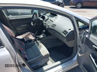 2009 Honda Civic DX-VP z VIN 2HGFA16399H349229, wystawiony jako IAAI lot #41749953 z przebiegiem 201 533 mil mil oraz . Historia ofert i sprzedaży dostępna na DreamBid. Obrazek 5.