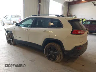 2018 Jeep Cherokee Latitude z VIN 1C4PJMCB3JD561285, wystawiony jako IAAI lot #42123569 z przebiegiem 151 886 mil mil oraz . Historia ofert i sprzedaży dostępna na DreamBid. Obrazek 3.