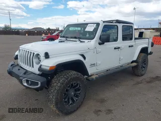 2021 Jeep Gladiator High Altitude z VIN 1C6HJTFG2ML567988, wystawiony jako IAAI lot #42103576 z przebiegiem 74 849 mil mil oraz . Historia ofert i sprzedaży dostępna na DreamBid. Obrazek 2.