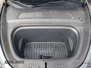 2021 Tesla Model Y Standard Range z VIN 5YJYGDED2MF118205, wystawiony jako IAAI lot #41785040 z przebiegiem 63 628 mil mil oraz . Historia ofert i sprzedaży dostępna na DreamBid. Obrazek 10.