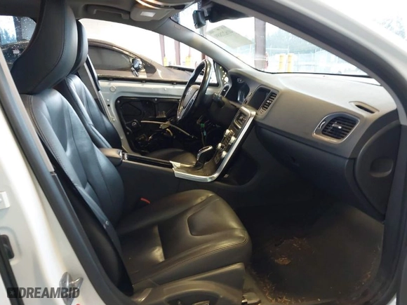 2016 Volvo V60 T5 Drive-E Premier with VIN YV140MEK2G1292185, listed as a IAAI auction lot 41622889 with 118,010 mi miles. Bid and sale history available at carsss.com. Image 5.
