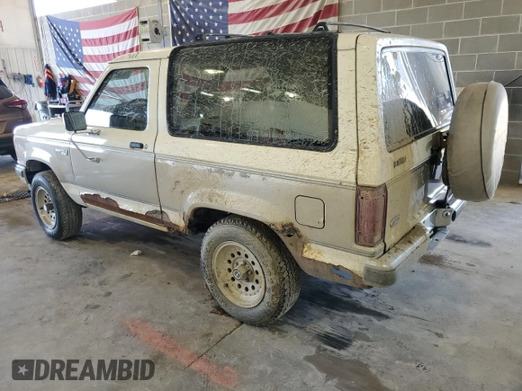1990 Ford Bronco z VIN 1FMCU14T9LUA62663, wystawiony jako Copart lot #85040114 z przebiegiem 9 963 mil mil oraz Czysty tytuł • Clean title. Historia ofert i sprzedaży dostępna na DreamBid. Obrazek 2.