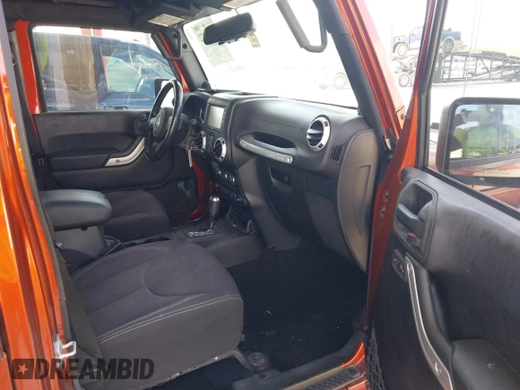 2014 Jeep Wrangler Unlimited Sahara z VIN 1C4BJWEG1EL209431, wystawiony jako IAAI lot #42325022 z przebiegiem 64 529 mil mil oraz . Historia ofert i sprzedaży dostępna na DreamBid. Obrazek 5.