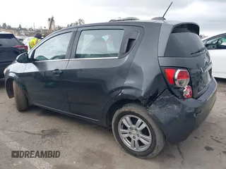2016 Chevrolet Sonic LT z VIN 1G1JC6SH3G4155865, wystawiony jako IAAI lot #41808426 z przebiegiem 142 866 mil mil oraz . Historia ofert i sprzedaży dostępna na DreamBid. Obrazek 3.