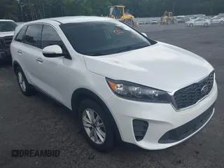 2020 Kia Sorento S z VIN 5XYPG4A57LG622816, wystawiony jako IAAI lot #42396347 z przebiegiem 130 427 mil mil oraz . Historia ofert i sprzedaży dostępna na DreamBid. Obrazek 1.