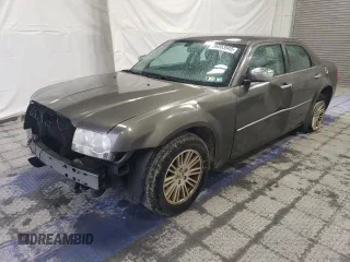 2010 Chrysler 300 Touring z VIN 2C3CA5CV8AH195779, wystawiony jako Copart lot #56053585 z przebiegiem 180 718 mil mil oraz Szkoda całkowita • Salvage title. Historia ofert i sprzedaży dostępna na DreamBid. Obrazek 1.